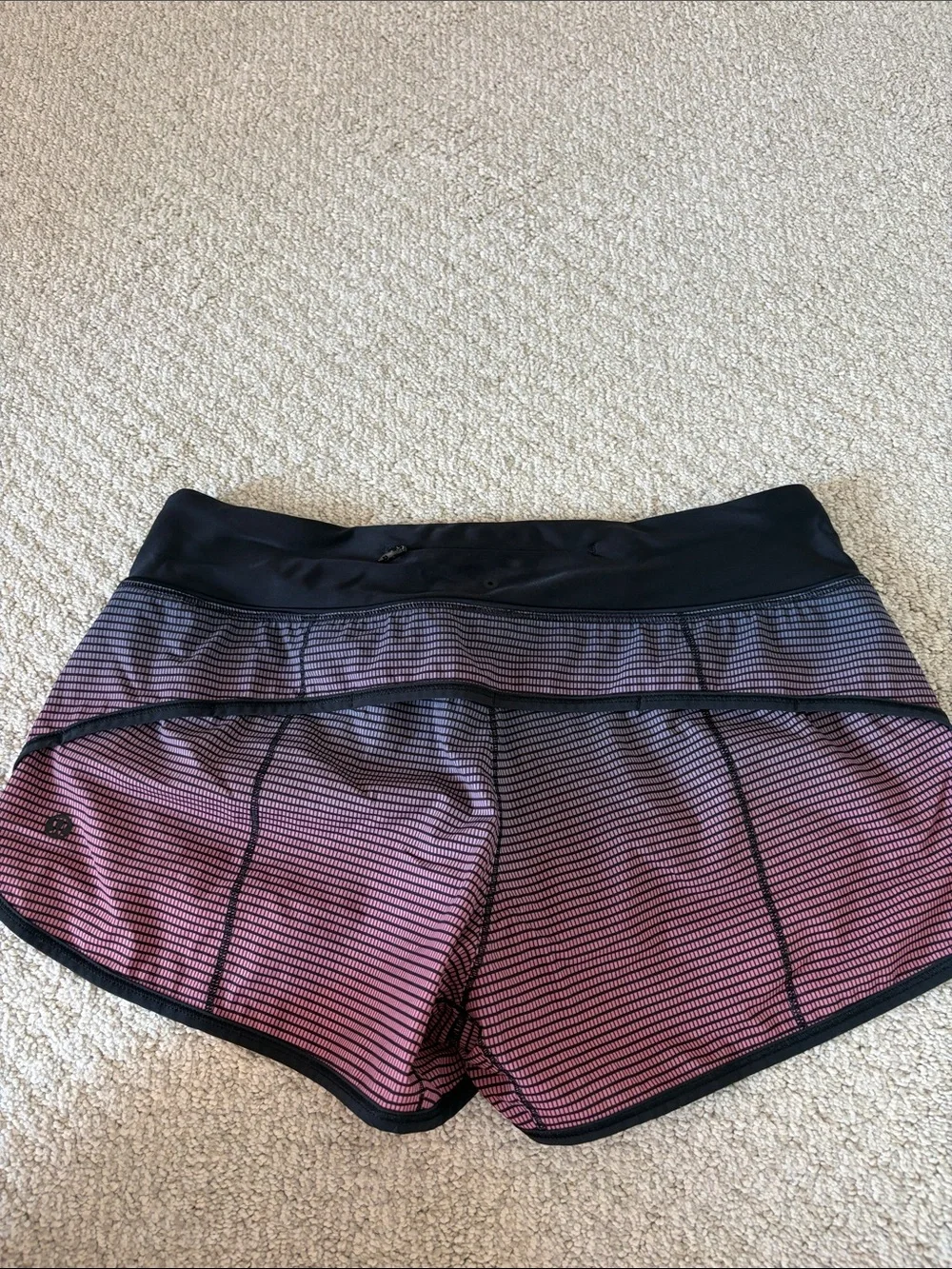 Lululemon Vintage Low rise size 6 speed ups 2.5 inch length - pink gradient